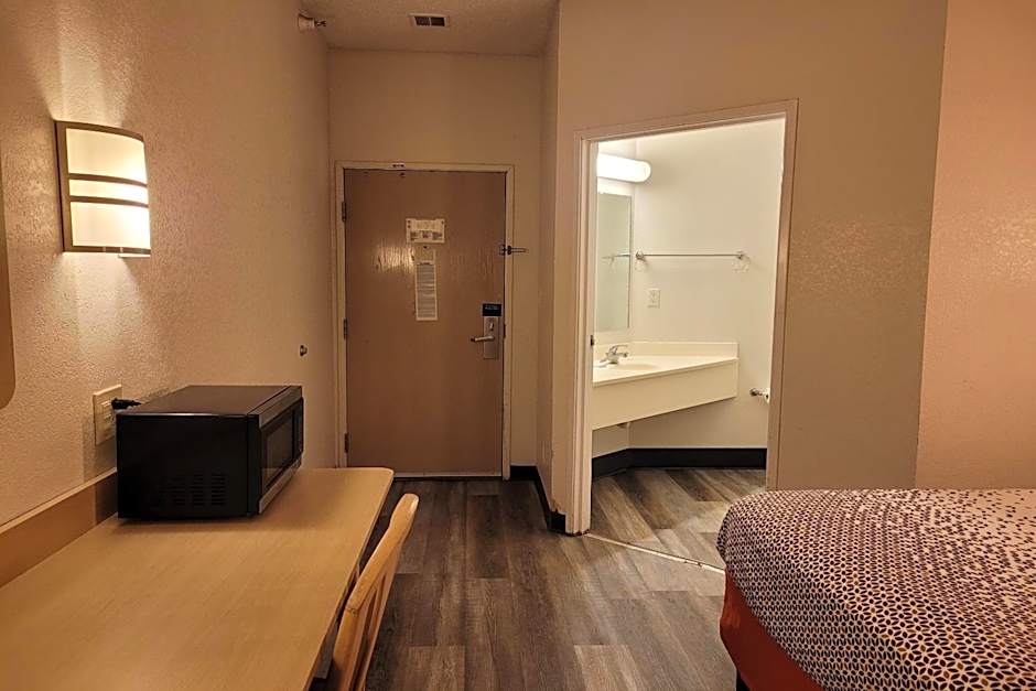 Modern Stay 39 Lakeview By OYO Minonk
