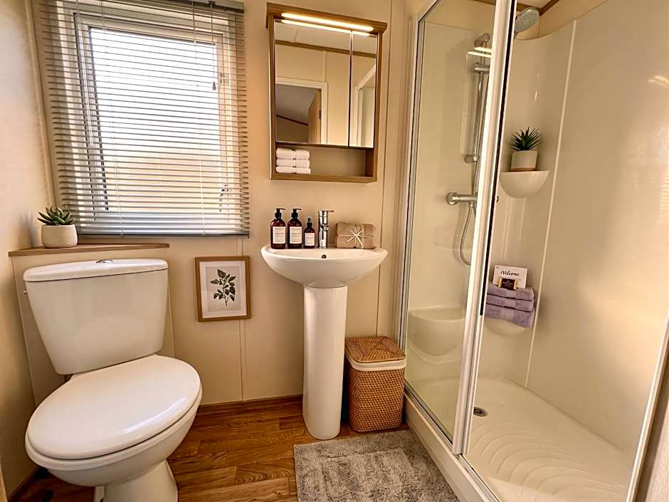 2 Bedroom Lakeview Lodge - Ensuite & Balcony Deck