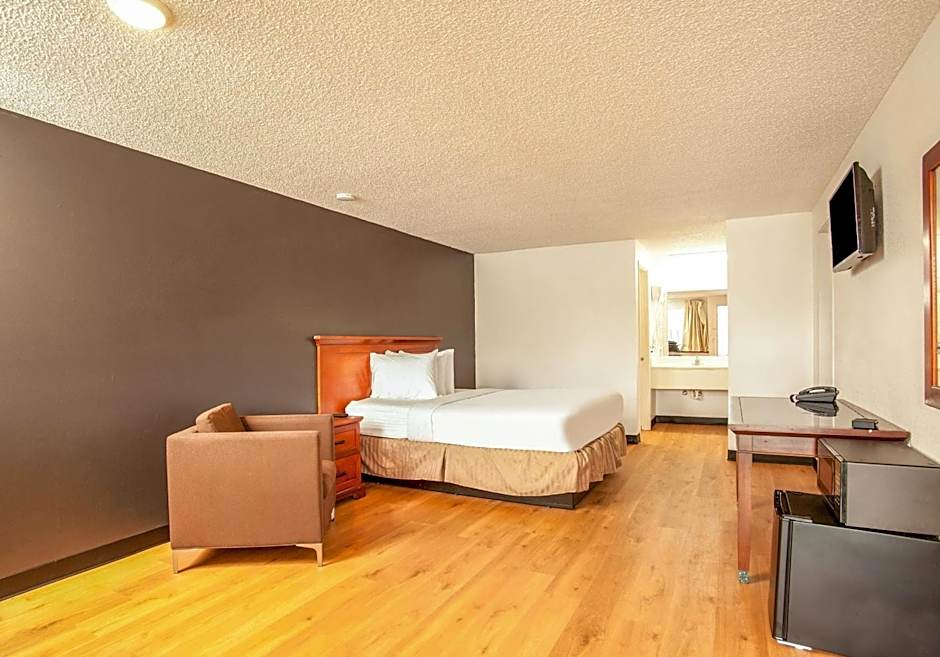 OYO Hotel Centralia - 2 mi from Providence Centralia Hospital