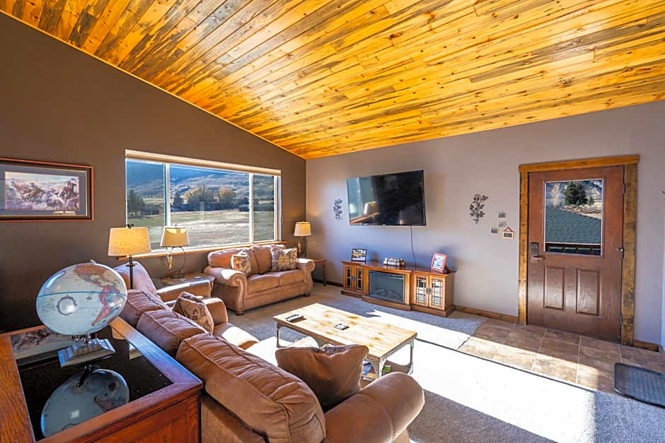 Bison Lodge - Lg Home - 2 bedrooms - less than 5 miles to Yellowstone North Entrance, Sleeps up to 8