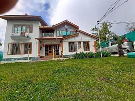 Rose Bowl Guest House/Home stay