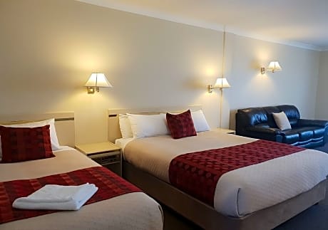 Executive Twin Room (1 Twin Bed and 1 Queen Bed)