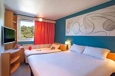 Superior Room with One Double Bed and One Single Bed