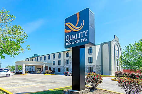 Quality Inn and Suites Near Tanger Outlet Mall