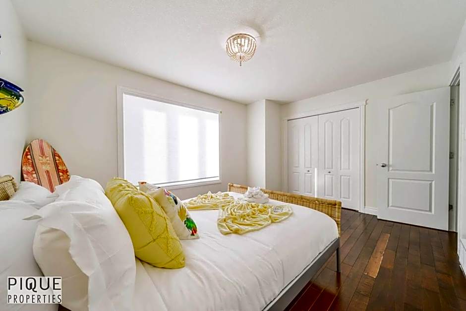 Tropical Oasis - King Beds - Free Netflix & Parking - Fast Wi-Fi