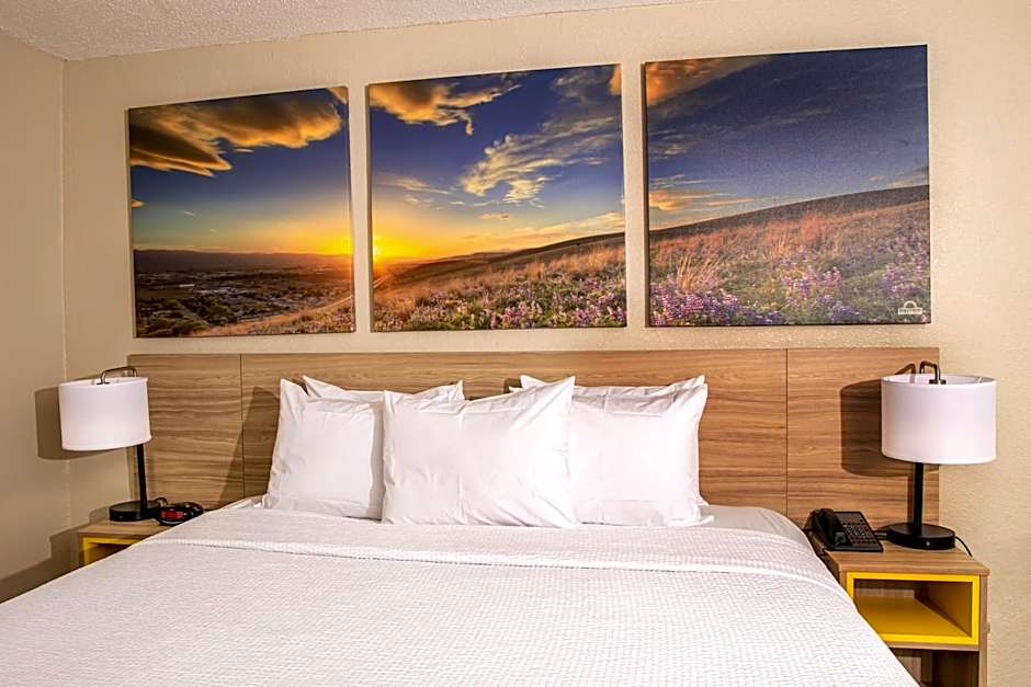 Days Inn and Suites by Wyndham Hammond, IN