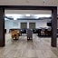 La Quinta Inn & Suites by Wyndham Houston - Normandy