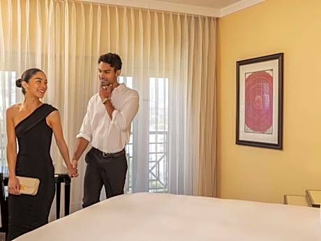 Beverly Luxury Room, 1 king-size bed, Beverly Blvd View