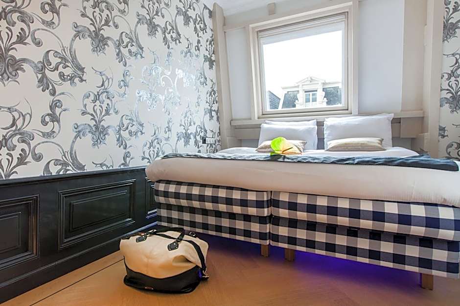 Amsterdam Canal Hotel