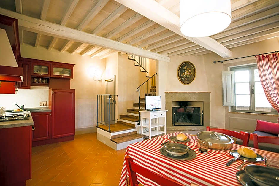 Farmhouse with swimming pool surrounded by greenery just 20 minutes from Arezzo