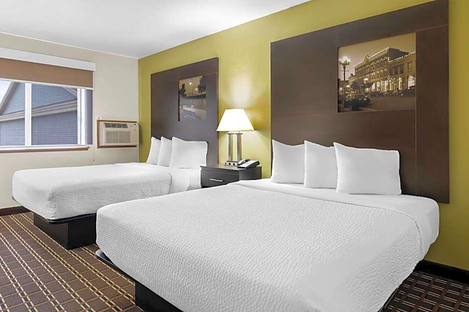 Super 8 by Wyndham La Crosse