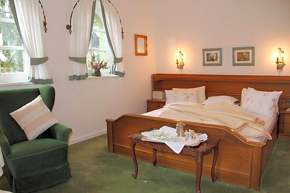 Dietrichsteinerhof Apartments & Rooms