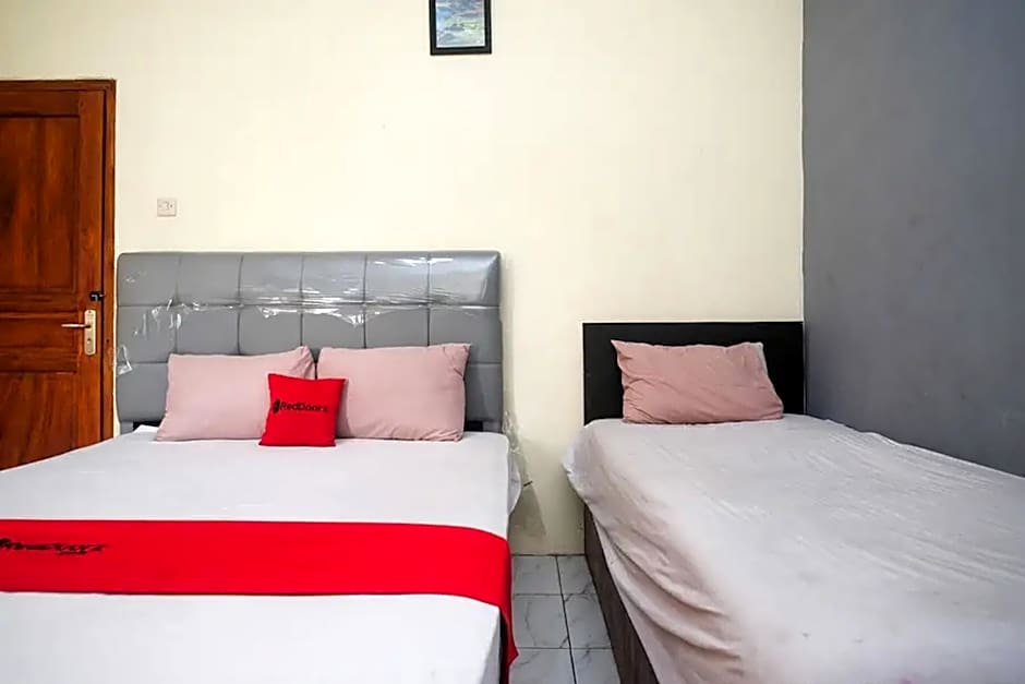 RedDoorz @ Golden Inn Tugu Yogyakarta
