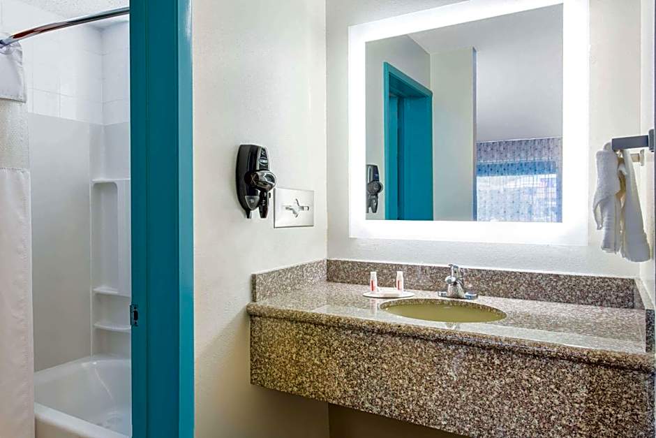 Howard Johnson by Wyndham Ocala FL