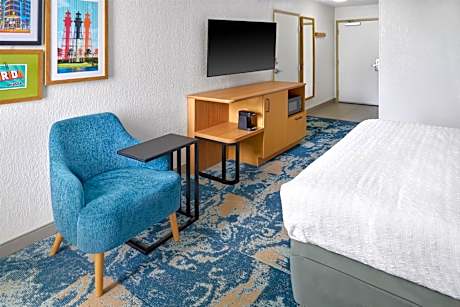 King Room with Roll-In Shower - Mobility Access/Non-Smoking