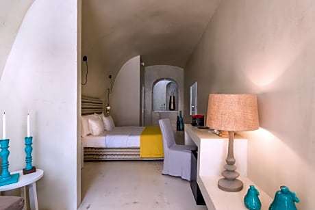 EXECUTIVE CAVE WITH HEATED JACUZZI