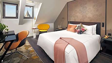 Deluxe King Room with Garden View