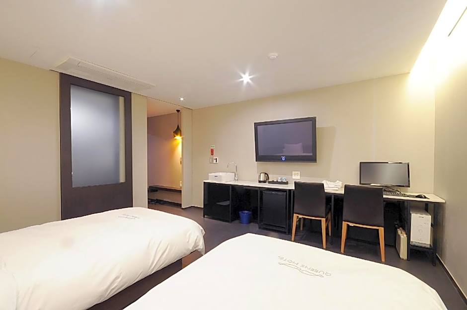 Photo 1 of 5 of Deluxe 1 Double Bed and 1 Twin Bed