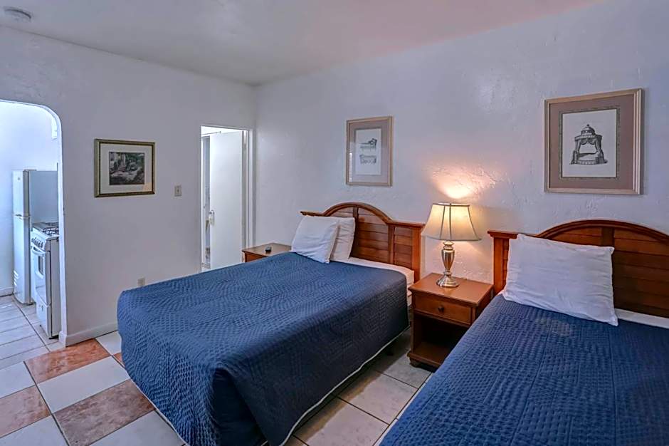 Richard's Motel Courtyard