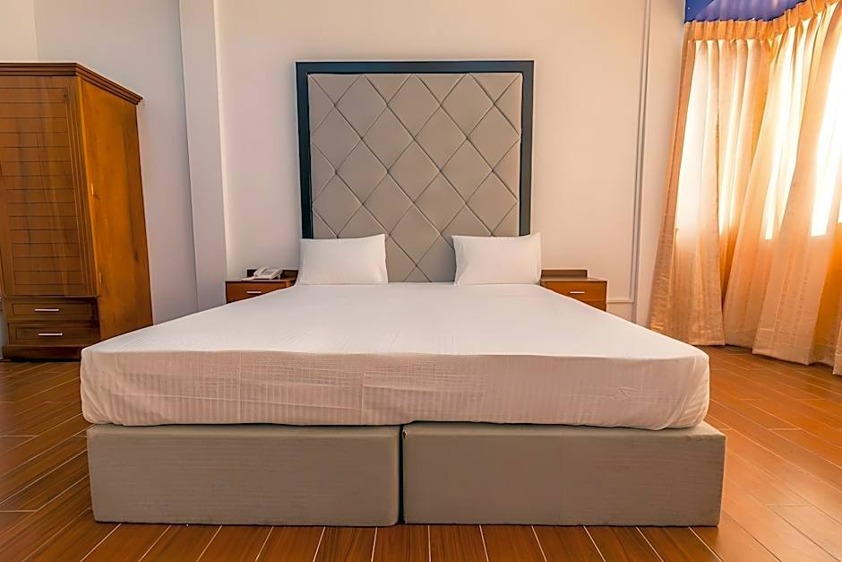 Metro Port City Hotel