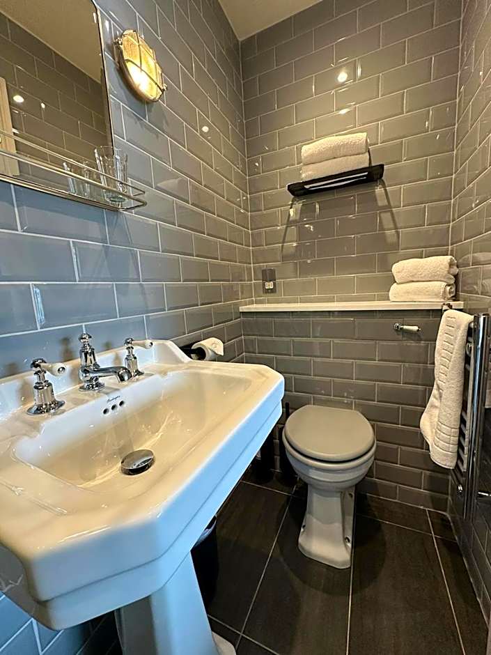 Rooms Above Sugar Boat