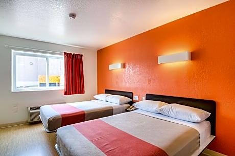 2 Queen Beds | ADA/RI Shower/Micfridge