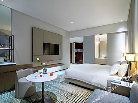 Deluxe Queen Room