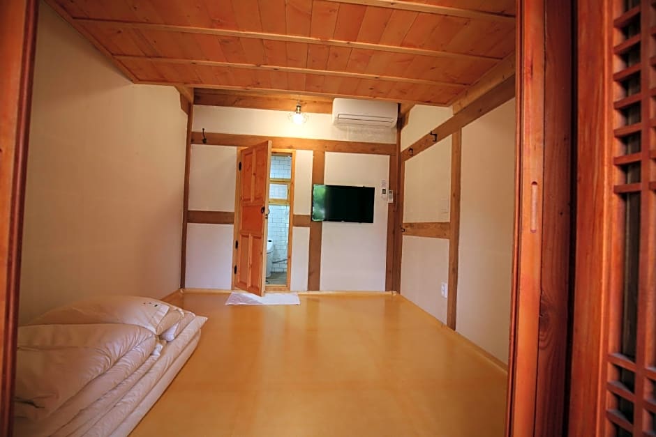 Gaeunchae Hanok Guesthouse Jeonju 2 (Korea Quality)