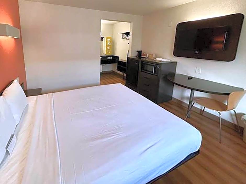 Studio 6 Suites - Riverside, CA South