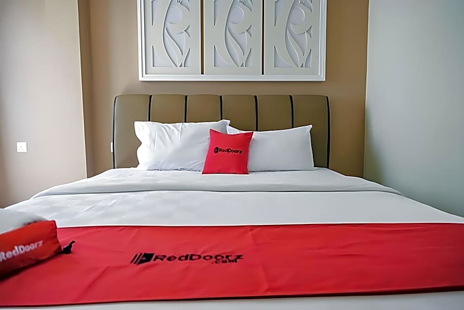 RedDoorz Plus near Ferry Terminal Batam Center