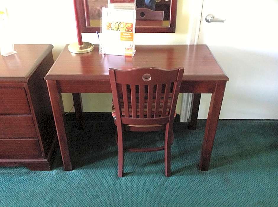 Howard Johnson by Wyndham Grand Prairie Near Lone Star Park