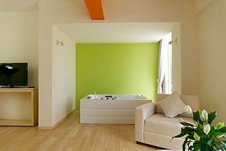 1 King Bed, Mobility/Hearing Accessible Suite, Roll-in Shower, Non-Smoking