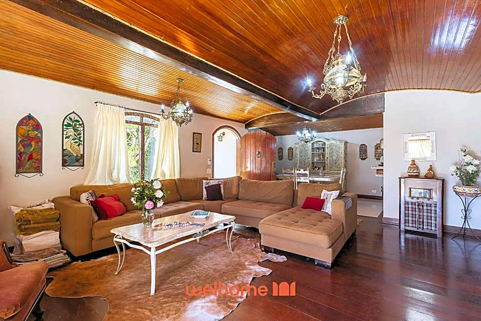 Casa em Campos do Jordão com Varanda e Lareira
