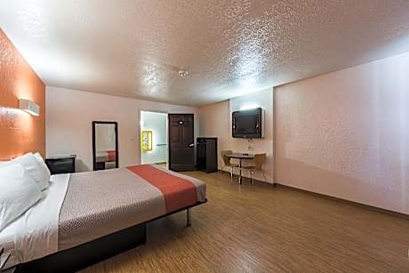 1 KING BED | MOBILITY ACCESS RI SHWR NSMK
