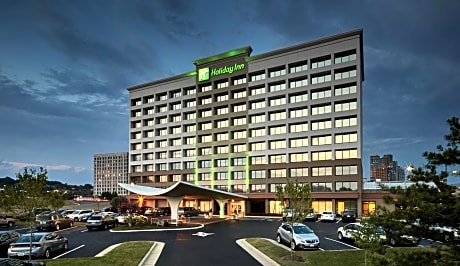 Holiday Inn Alexandria at Carlyle, an IHG Hotel