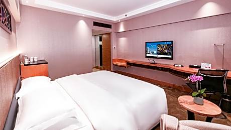 Landmark River View Queen Bedroom