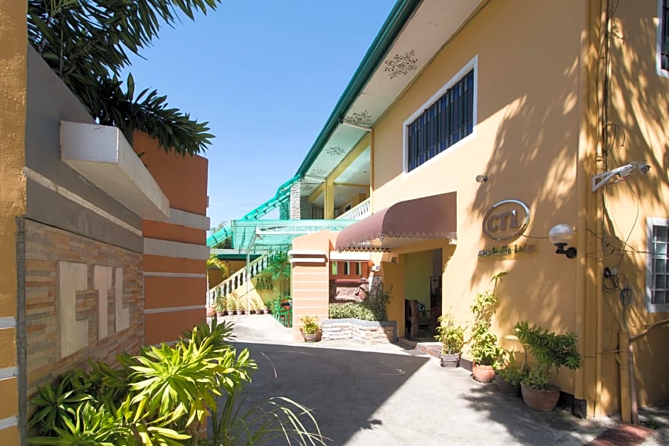 RedDoorz @ Teofila Lodge