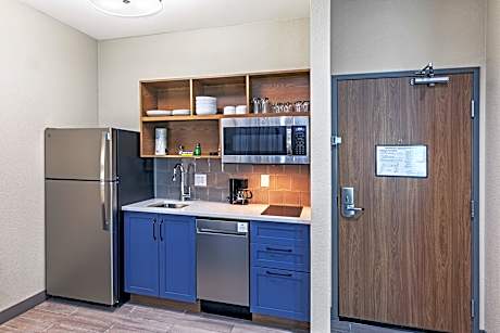 2 Queen Bed Studio Suite Comm Access
