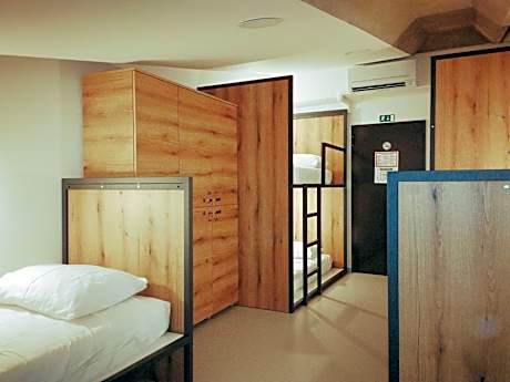 Bed in 6-Bed Mixed Dormitory Room