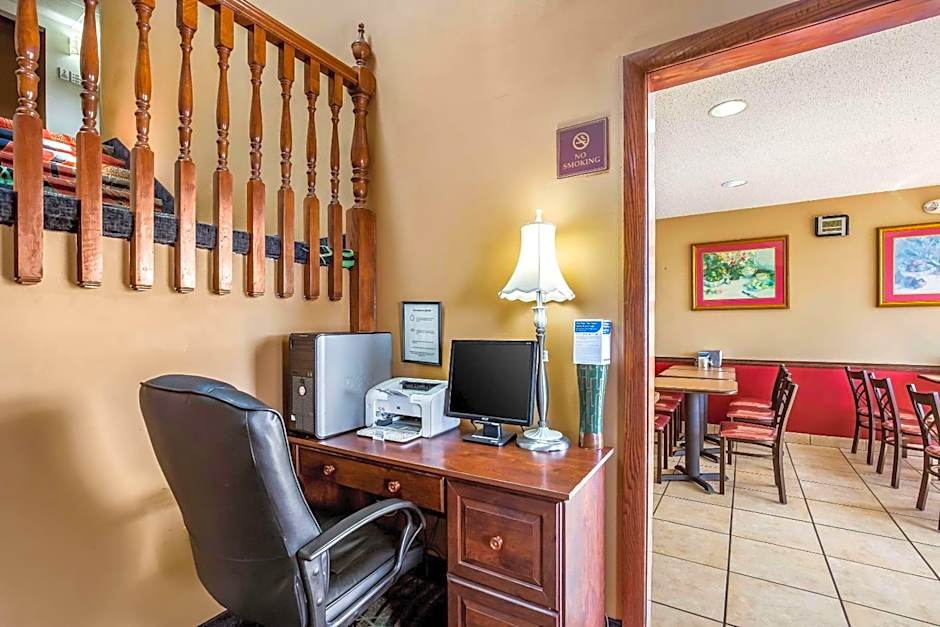 Econo Lodge Inn And Suites