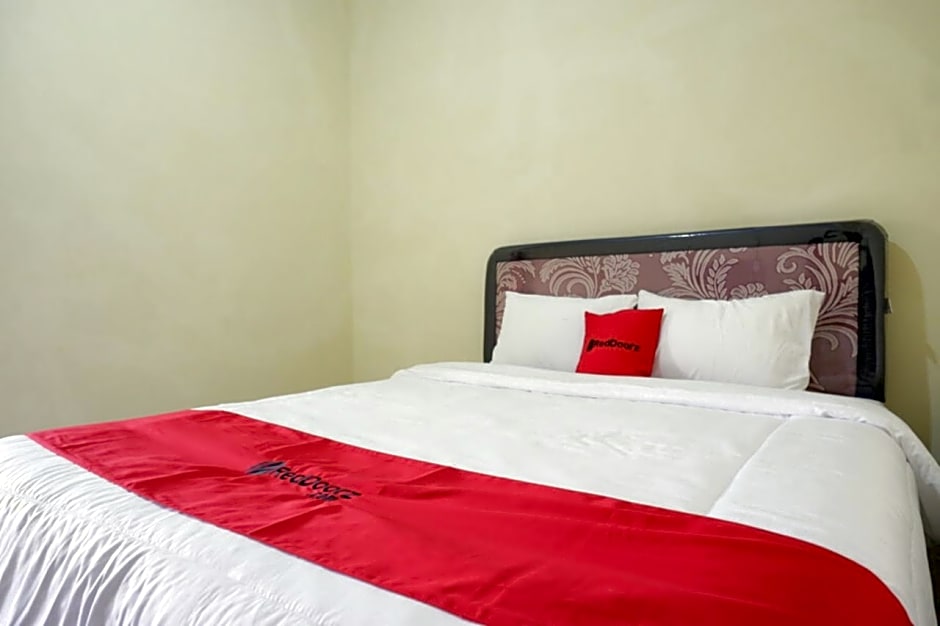 RedDoorz Syariah near Alun Alun Pacitan 2