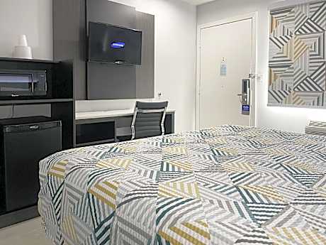 1 Queen Bed | ADA/RI Shower/Micfridge