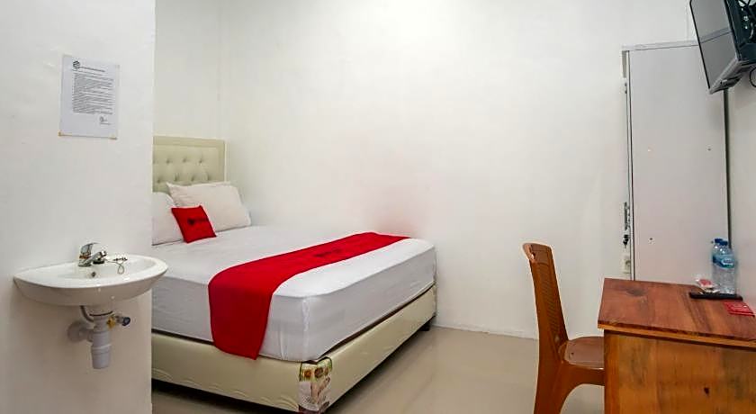 RedDoorz Syariah near Pelabuhan Ulee Lheue Banda Aceh