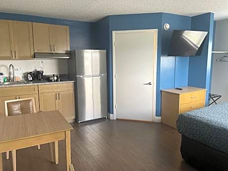Efficiency King Room - Accessible/Non-Smoking