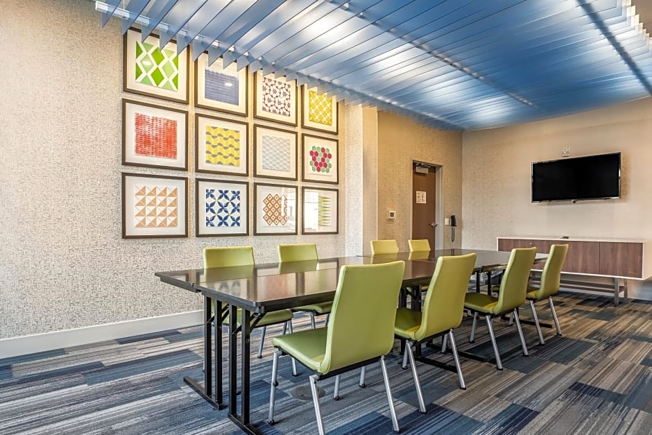 Holiday Inn Express & Suites Platteville, an IHG Hotel