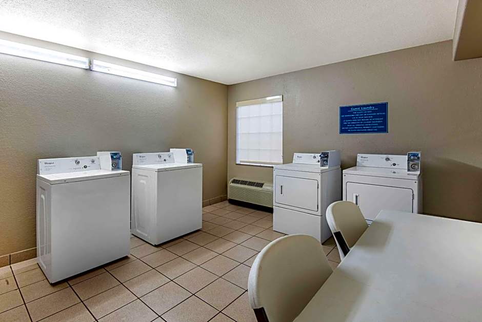 La Quinta Inn & Suites by Wyndham San Antonio Brooks City Base