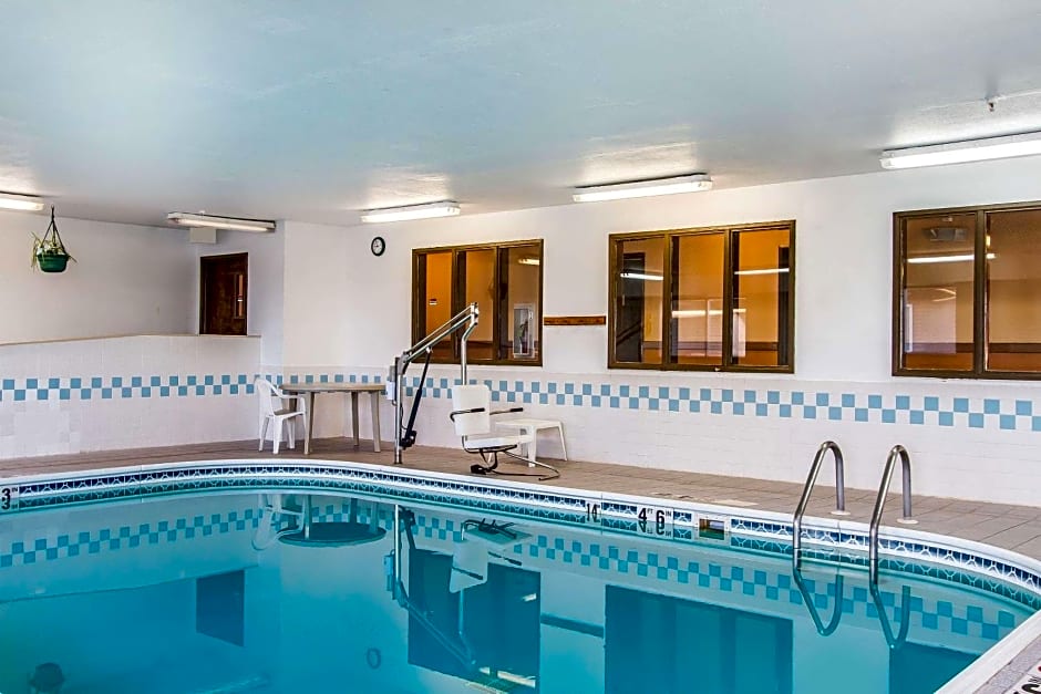 Econo Lodge Inn & Suites