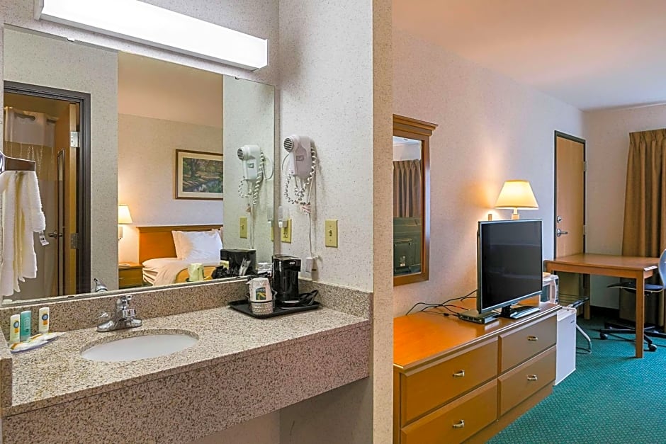 Quality Inn & Suites Belmont Route 151