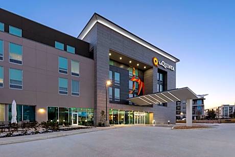 La Quinta Inn & Suites by Wyndham San Antonio at the RIM
