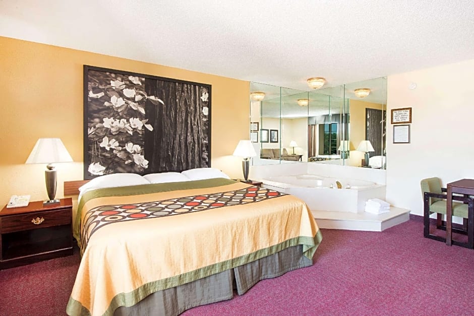 Super 8 by Wyndham Lamar